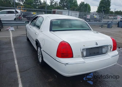 2007 Lincoln Town Car Signature z USA, uszkodzony, nr VIN 1LNHM81W77Y607433